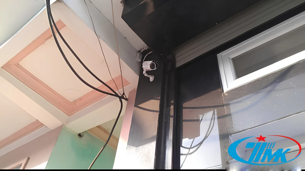 Camera cửa trước nên hạn chế ngược sáng và quan sát rõ khu vực ra vào. Camera cửa trước nên hạn chế ngược sáng và quan sát rõ khu vực ra vào.