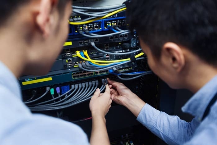 Kỹ thuật viên chuyên nghiệp: Đảm bảo kết nối mạng ổn định cho nhà xưởng.
