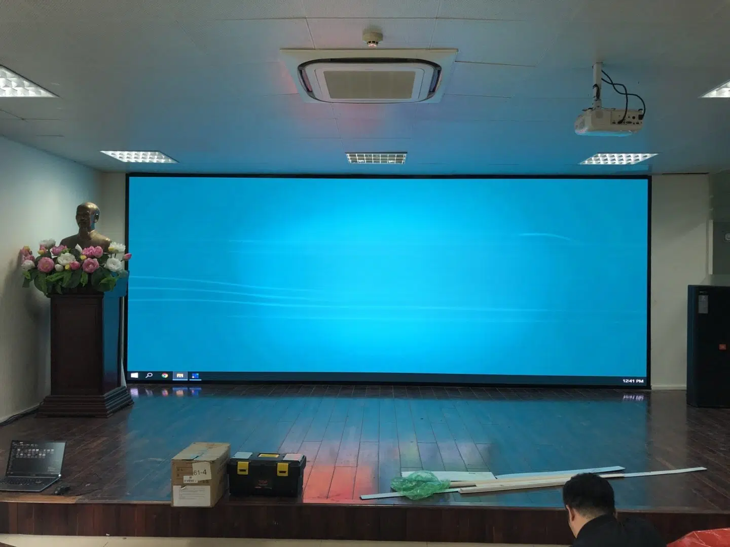 Màn hình LED phòng họp lớn đang hiển thị nền xanh