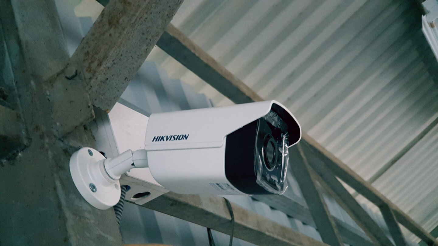 Lắp đặt camera thân trụ Hikvision giám sát khu vực xà gồ mái tôn nhà xưởng tại Dĩ An.