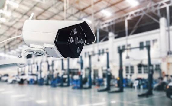 Camera giám sát lắp đặt trong khu vực nhà xưởng công nghiệp